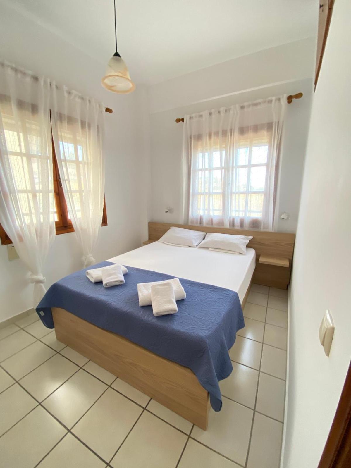 Evita Bay Agia Pelagia Heraklion Bilik gambar
